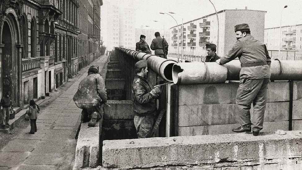 Arbeiten an der Berliner Mauer im Jahr 1974 (Quelle: Stiftung Berliner Mauer/Hans-Joachim Grimm)