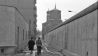 Zwei Frauen gehen entlang der Mauer 1980 (Quelle: Stiftung Berliner Mauer/Edmund Kasperski)