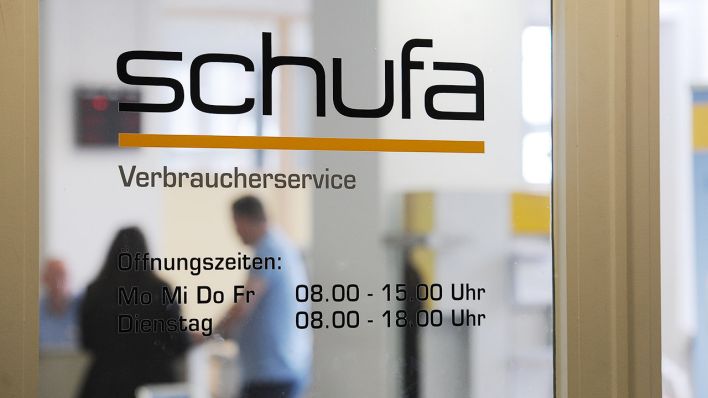 Das Logo der Schufa in Berlin an der Geschäftsstelle der Schufa Holding AG im Mariendorfer Damm. (Quelle: dpa/Jens Kalaene)