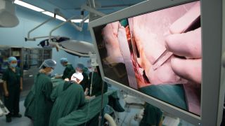 Transplantationsmediziner entnehmen gemeinsam Organe für Gewebespenden (Quelle: dpa/MAXPPP)