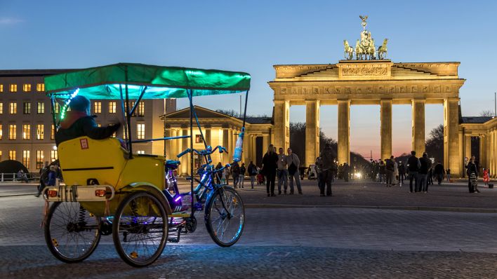 Eine Fahrrad Rikscha steht am 26.03.2017 vor dem Brandenburger Tor in Berlin. (Quelle: imago)