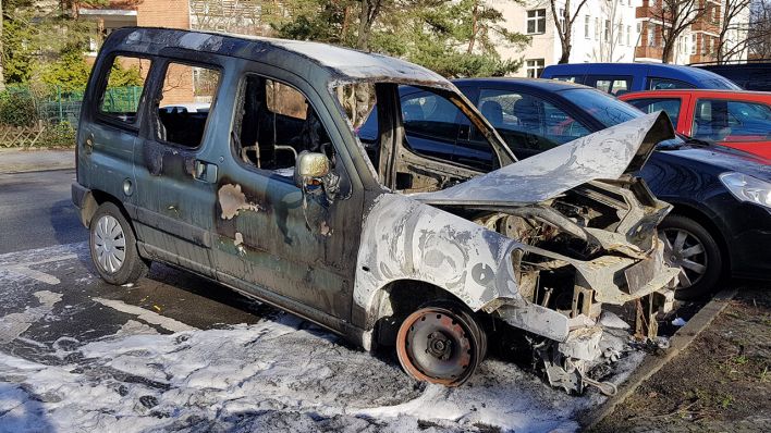 Das abgebrannte Auto von Heinz Ostermann am 01.02.2018 (Quelle: rbb/Matthias Bartsch)