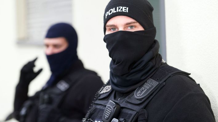 Zwei vermummte Beamte der Berliner Polizei (Quelle: dpa/Paul Zinken)