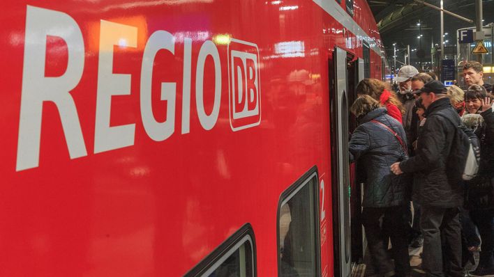 Reisende auf dem Berliner Hauptbahnhof steigen in einen DB Regio Express (Quelle: imago/Rainer Weisflog)