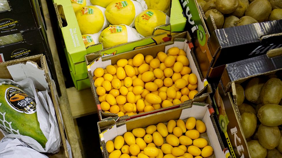 Frisches Obst wird am Stand des Großhändlers "Früchte Franz" im Fruchthof des Berliner Großmarkts angeboten, 16.03.18 (Quelle: rbb|24 / Schneider).