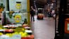 Ein Gabelstapler fährt am frühen Morgen des 16.03.18 durch den Fruchthof des Berliner Großmarkts, daneben ein Angestellter eines Händlers, 16.03.18 (Quelle: rbb|24 / Schneider).