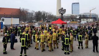 Feuerwehrleute demonstrieren am 26.03.18 vor dem Roten Rathaus in Berlin bei der Mahnwache "Berlin brennt" (Quelle: privat).