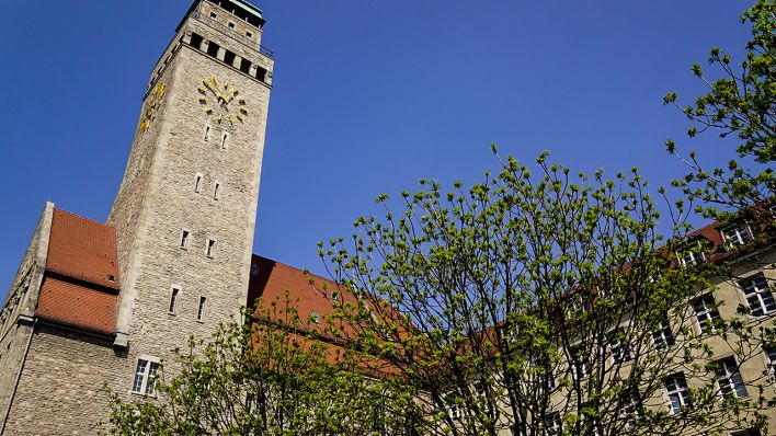 Das Rathaus Neukölln an der Berliner Karl-Marx-Straße, aufgenommen am 18.04.18 (Quelle: rbb24 / Schneider).