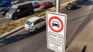 Fahrverbotsschild für Fahrzeuge mit Diesel-Motor bis Euro-Norm-5 in Hamburg (Quelle: dpa/Daniel Bockwoldt)