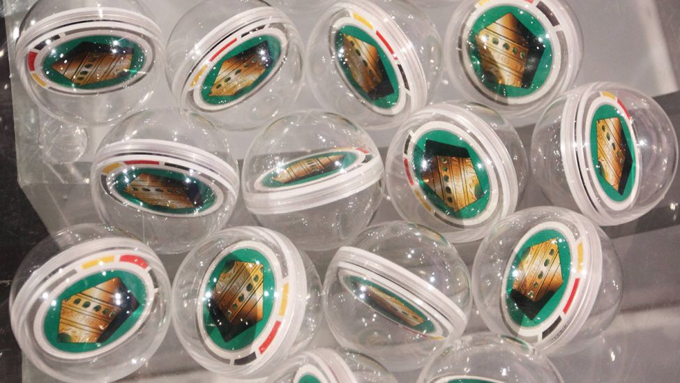Die mit den Vereinsnamen versehenen Kugeln liegen im Topf, bereit für die Auslosung der ersten Runde im DFB-Pokal
