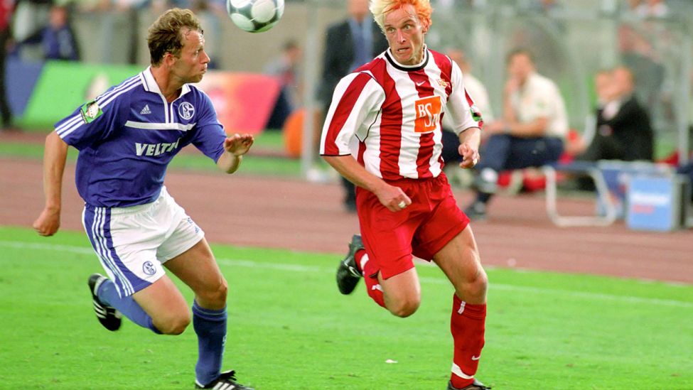 Ronny Nikol vom 1. FC Union mit rot-weiß gefärbten Haaren liefert sich ein Laufduell mit dem Schalker Niels Oude Kamphuis im Pokalfinale