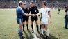Erich -Ete- Beer von Hertha BSC und Hannes Löhr vom 1. FC Köln reichen sich die Hand vor dem DFB-Pokal-Finale 1977 während der Seitenwahl