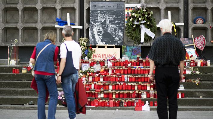 Archivbild: Anteilnehmer gedenken den Opfern des Anschlags am Breitscheidtplatz am 22.05.2017. (Bild: imago/Stefan Boness)