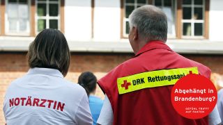 Brandenburg, Deutschland - Notaerztin und Rettungssanitaeter des DRK stehen nebeneinander (Quelle: Imago/Sorge)