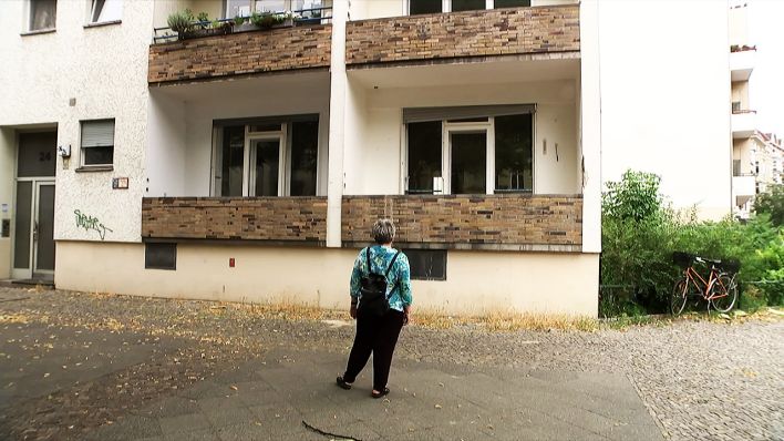 Tatjana Sterneberg steht vor einem leerstehenden Gebäude in Berlin (Quelle: rbb)