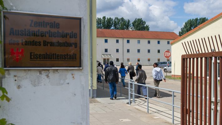 Archivbild: Eingang zur Zentralen Ausländerbehörde des Landes Brandenburg in Eisenhüttenstadt (Oder-Spree), aufgenommen am 20.06.2011. (Quelle: dpa/Patrick Pleul)