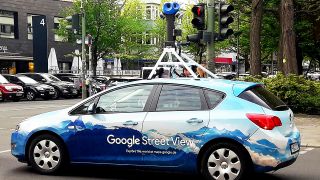 Ein Fahrzeug von Google Street View macht am 02.05.2018 im Bezirk Kreuzberg in Berlin Aufnahmen mit einer Spezialkamera (Quelle:dpa/Steinberg)