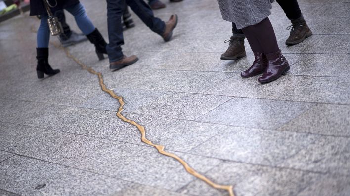 Der goldene Riss erinnert auf dem Breitscheidplatz an den Terror-Anschlag auf den Weihnachtsmarkt. (Quelle: imago/Stefan Boness)