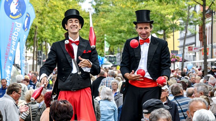25.08.2018, Brandenburg, Wittenberge: Stelzenläufer jonglieren beim Brandenburger Landesfest. (Quelle: rbb/Settnik)