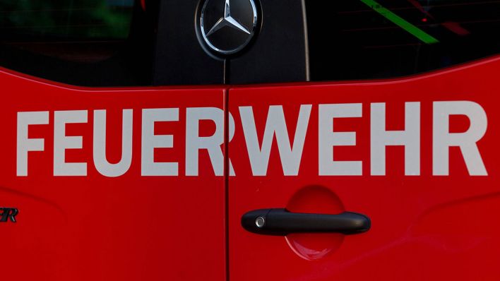Symbolbild:Auf einem Feuerwehrauto ist der Schriftzug "Feuerwehr" zu lesen. Quelle: imago / Deutzmann)