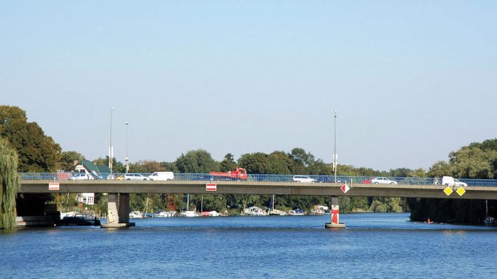 Archivbild: Die Salvador-Allende-Brücke führt in Berlin-Köpenick über die Spree, 15.09.2006. (Bild: imago/Steinach)