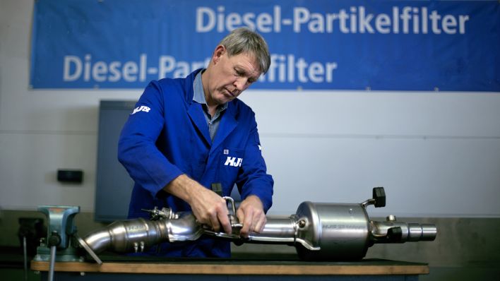 Arbeit an einem SCR-Katalysator zur Nachrüstung für Diesel zur Stickstoffreduzierung (Quelle: dpa/Fassbender)