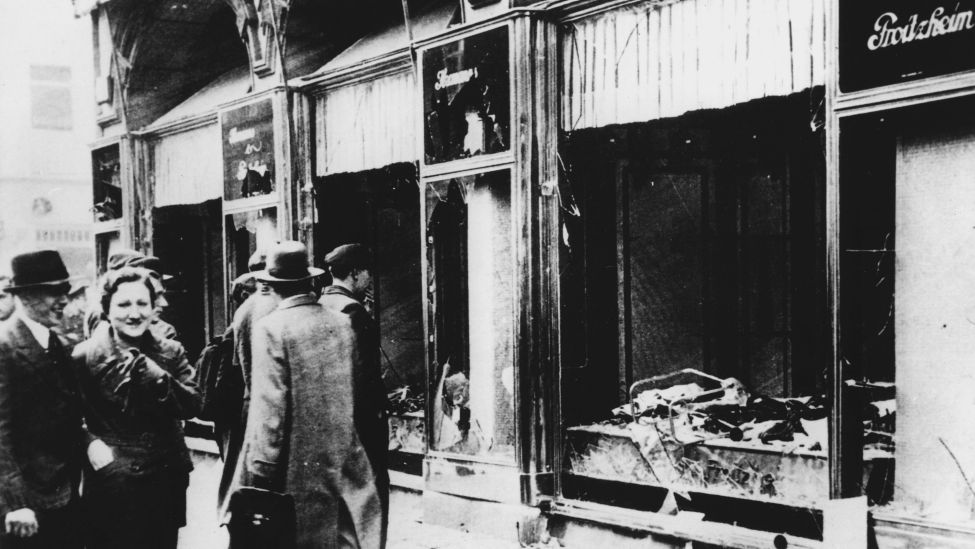 Historisches Foto - Ein zerstörtes und geplündertes jüdisches Geschäft in Berlin nach der "Reichskristallnacht" am 9.11.1938 (Bild: dpa/akg)