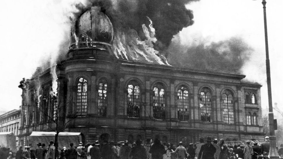 Historisches Foto - Ein brennendes Haus nach der "Reichskristallnacht" (Bild: dpa/ CPA Media)