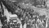 Historisches Foto - Eine Kolonne verhafteter jüdischer Männer wird am 10.11.2018, am Tag nach der "Reichskristallnacht" durch eine Straße in Baden-Baden geführt. (Bild: dpa/akg)