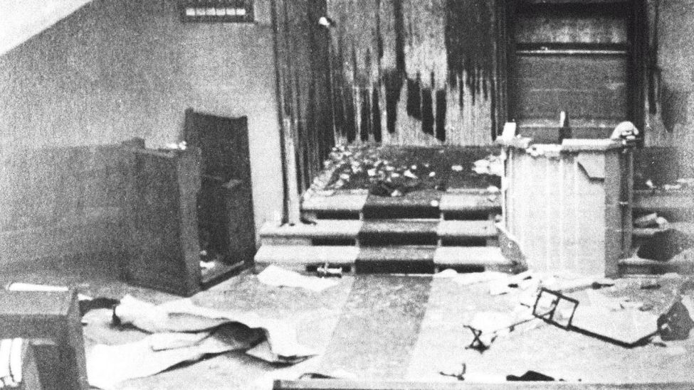 Historisches Foto - Innenansicht einer zerstörten Synagoge nach der "Reichskristallnacht" im November 1938. (Bild: dpa/IMAGNO)