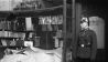 Historisches Foto - Ein Polizist steht nach der "Reichskristallnacht" am 10.11.1938 vor dem Eingang einer Buchhandlung mit eingeschlagener Schaufensterscheibe in Berlin. (Bild: dpa/akg)
