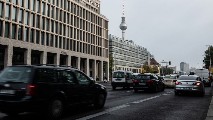 Fahrzeuge sind auf der Leipziger Straße unterwegs. Das Verwaltungsgericht verhandelt eine Klage der Deutschen Umwelthilfe gegen das Land Berlin wegen der hohen Stickoxidbelastung in der Stadt. Folge könnten Fahrverbote für Dieselfahrzeuge auf bestimmten Hauptstraßen sein. (Quelle: dpa/Zinken)