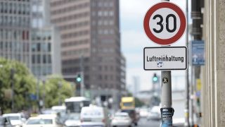Auf der Leipziger Straße in Berlin darf nicht schneller als 30 km/h gefahren werden (Quelle: imago/Klaus M. Hoefer)