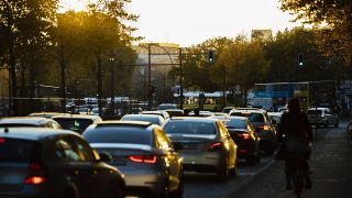 Autofahrer stehen in Berlin im Stau (Quelle: imago/Contini)