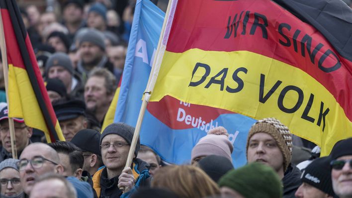 Anti-Asyl Demo in Cottbus: Menschen mit Deutschland- und AfD-Fahne