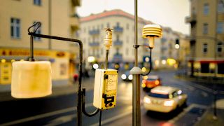Eine Feinstaub Messstation steht an einer Strasse in Berlin Neukoelln, Silbersteinstrasse. (Quelle: imago/Trutschel)