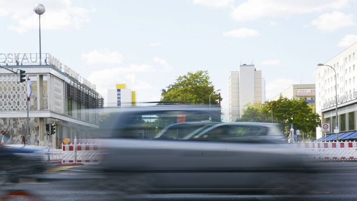 Symbolbild- Ein Auto fährt in der Karl-Marx-Allee in Berlin-Mitte (Bild: imago/Bernd Friedel)