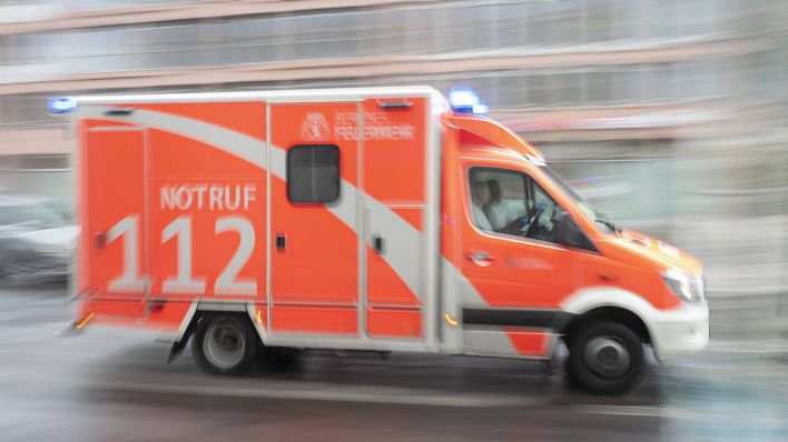 Symbolbild_ Ein Rettungswagen der Berliner Feuerwehr fährt mit Blaulicht (Bild: imago/Dirk Sattler)