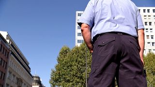 Ein Polizist steh mit dem Rücken zur Kamera in der Leipziger Straße in Berlin (Quelle:rbb)