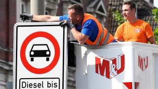 In Hamburg werden im Mai 2018 Dieselfahrverbotsschilder aufgehangen (Quelle: Reuters/Bimmer)