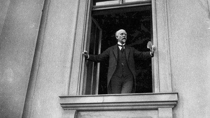 Philipp Scheidemann steht am Fenster der Reichskanzlei in Berlin und ruft die Republik aus (Quelle: akg-images)