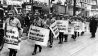 Archivbild: Eine Gruppe SA-Männer marschiert durch die Straßen Berlins und fordert zum Boykott der Geschäfte von jüdischen Besitzern auf. (Bild: dpa)