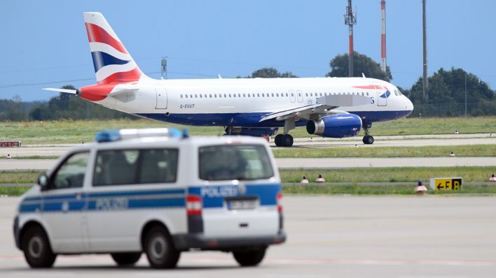 Symbolbild: Ein Airbus A320 wartet auf der Südbahn des Flughafens Berlin Brandenburg „Willy Brandt“ auf die Startfreigabe. Im Vordergrund fährt ein Fahrzeug der Polizei. (Quelle: dpa/S. Stache)