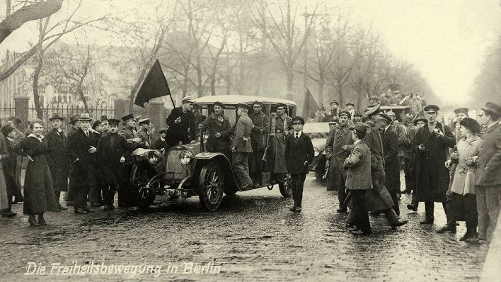 Novemberrevolution 1918: Truppenteile schließen sich den Streikenden am 8.11.1918 in Berlin an (Quelle: dpa/akg-images)