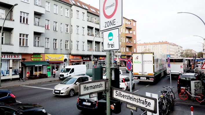 Zahlreiche Autos passieren die Kreuzung an der Silbersteinstraße und Hermannstraße. (Quelle: dpa/Kay Nietfeld)
