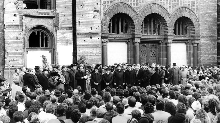 Erich Honecker bei der symbolischen Grundsteinlegung für Wiederaufbau der Alten Synagoge in der Oranienburger Straße (Quelle: dpa)