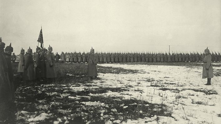 Kaiser Wilhelm II. inspiziert die Truppen an der Westfront im Ersten Weltkrieg (Quelle: dpa/akg-images)