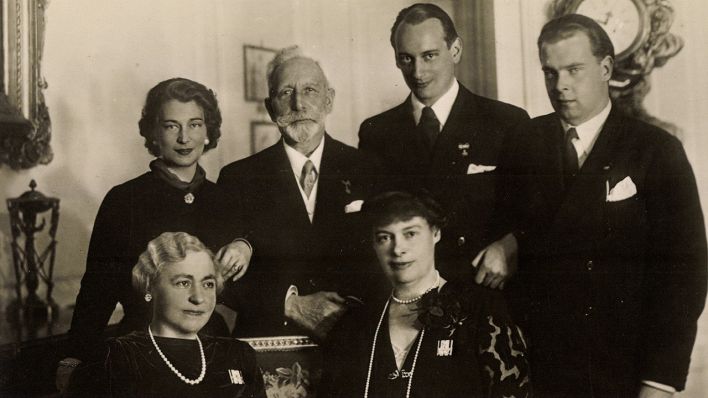 Der Ex-Kaiser Wilhelm II mit Familie im Haus Doorn (dpa/arkivi)