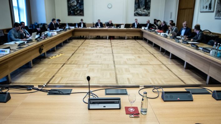 Untersuchungsausschuss zum Terroranschlag Breitscheidplatz im Berliner Abgeordnetenhaus, im Vordergrund der Zeugentisch (Quelle: dpa/Paul Zinken)