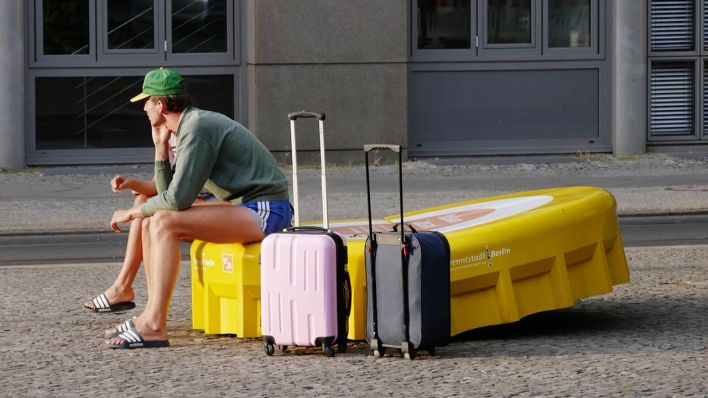 Touristen mit den Handkoffer in Berlin (Quelle: imago/Peter Sandbiller)